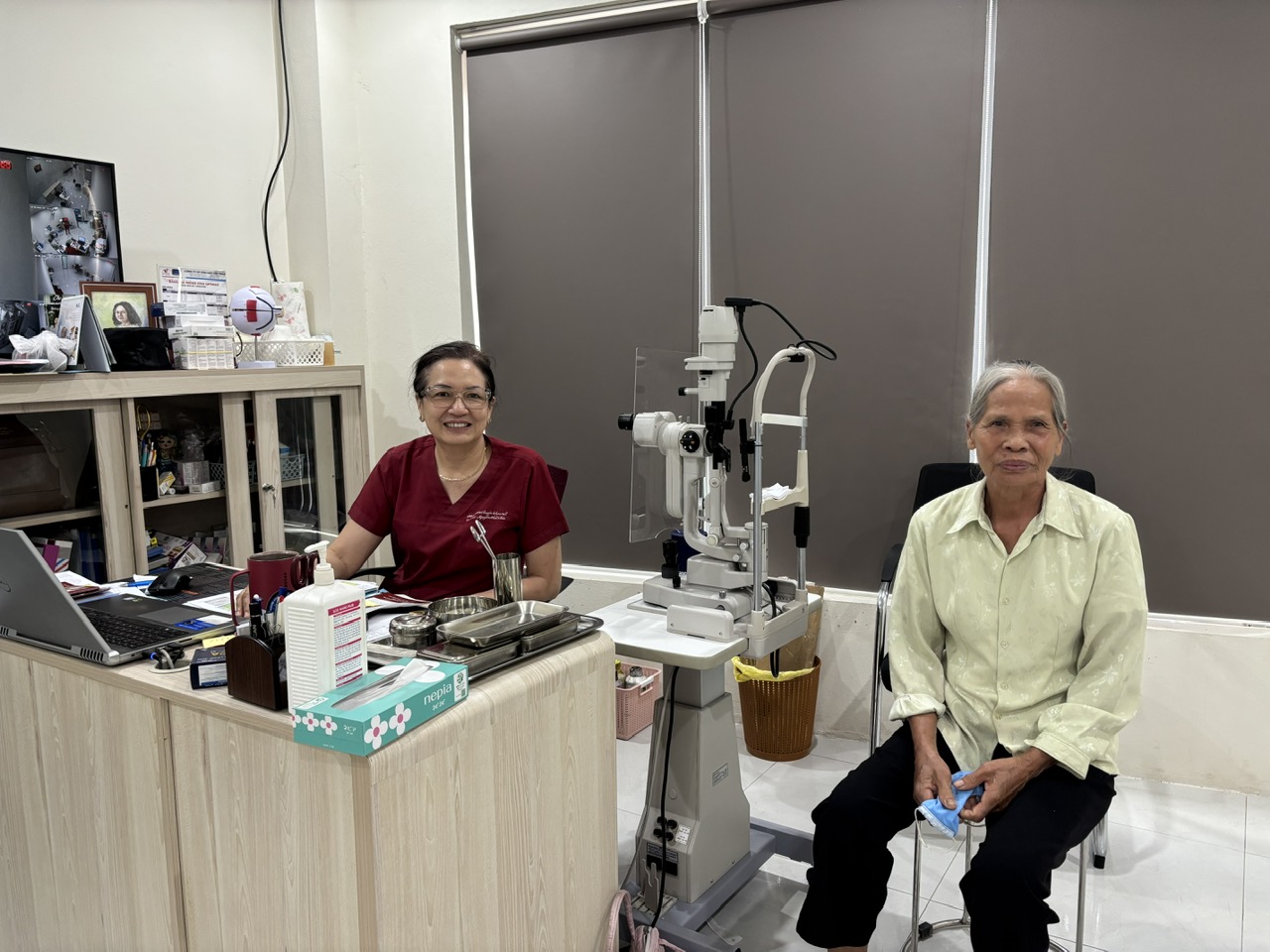 Bác sĩ Nguyễn Nhất Châu thăm khám cho bệnh nhân đã đồng hành 10 năm