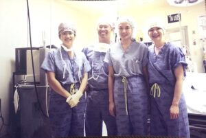 TS. BSCC Nguyễn Nhất Châu cùng Dr. Patrick Ma và ê-kíp phẫu thuật tại UBC năm 2002